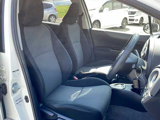 トヨタ ヴィッツ F スマイルエディション 新潟県 2013(平25)年 10.4万km ホワイトパールクリスタルシャイン 4WD/社外SDナビ(CN-S310WD)/CD/DVD/BT/フルセグテレビ/バックカメラ/ETC/スマートキー/プッシュスタート/オートライト