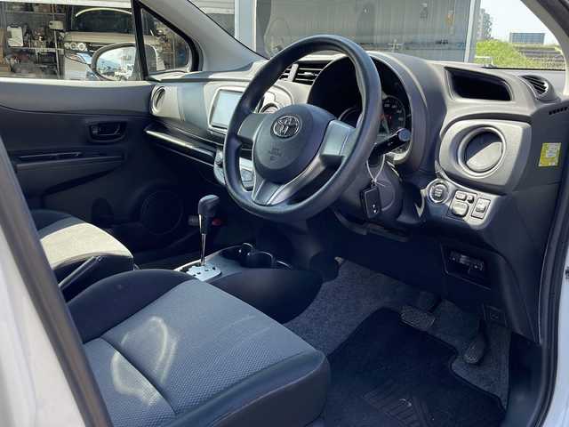 トヨタ ヴィッツ F スマイルエディション 新潟県 2013(平25)年 10.4万km ホワイトパールクリスタルシャイン 4WD/社外SDナビ(CN-S310WD)/CD/DVD/BT/フルセグテレビ/バックカメラ/ETC/スマートキー/プッシュスタート/オートライト