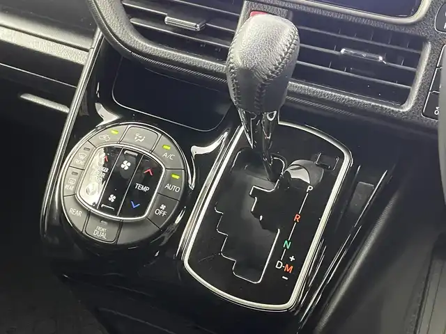 トヨタ ノア Si ダブルバイビーⅡ 埼玉県 2019(平31)年 1.7万km ホワイトパールクリスタルシャイン 純正9インチナビ 純正12インチフリップダウンモニター ETC クルーズコントロール セーフティセンス 両側パワースライドドア コーナーセンサー プリクラッシュ LEDヘッドライト オートライト
