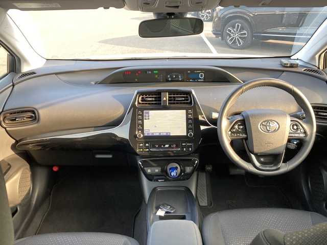 トヨタ プリウス S 佐賀県 2021(令3)年 4.1万km プラチナホワイトパールマイカ 純正ディスプレイオーディオ/ナビキット/バックカメラ/プリクラッシュセーフティ/レーンディパーチャーアラート/オートハイビーム/アダプティブクルーズコントロール/クリアランスソナー/ETC/AC100V/ステアリングスイッチ/レザーステアリング/プッシュスタート/スマートキー/LEDヘッドライト/純正アルミホイール