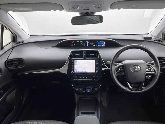 トヨタ プリウス S 茨城県 2021(令3)年 4.1万km プラチナホワイトパールマイカ 純正ディスプレイオーディオ/ナビキット/バックカメラ/プリクラッシュセーフティ/レーンディパーチャーアラート/オートハイビーム/アダプティブクルーズコントロール/クリアランスソナー/ETC/AC100V/ステアリングスイッチ/レザーステアリング/プッシュスタート/スマートキー/LEDヘッドライト/純正アルミホイール