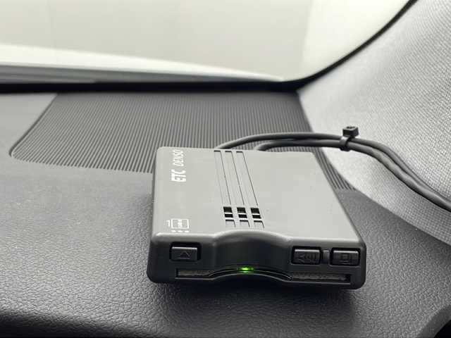 トヨタ プリウス S 茨城県 2021(令3)年 4.1万km プラチナホワイトパールマイカ 純正ディスプレイオーディオ/ナビキット/バックカメラ/プリクラッシュセーフティ/レーンディパーチャーアラート/オートハイビーム/アダプティブクルーズコントロール/クリアランスソナー/ETC/AC100V/ステアリングスイッチ/レザーステアリング/プッシュスタート/スマートキー/LEDヘッドライト/純正アルミホイール