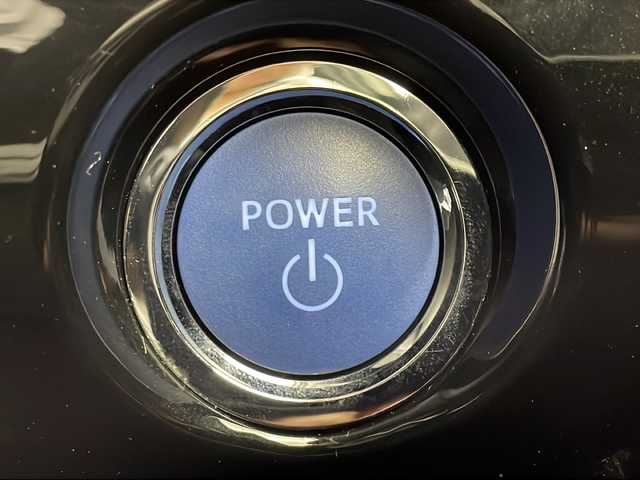 トヨタ プリウス S 茨城県 2021(令3)年 4.1万km プラチナホワイトパールマイカ 純正ディスプレイオーディオ/ナビキット/バックカメラ/プリクラッシュセーフティ/レーンディパーチャーアラート/オートハイビーム/アダプティブクルーズコントロール/クリアランスソナー/ETC/AC100V/ステアリングスイッチ/レザーステアリング/プッシュスタート/スマートキー/LEDヘッドライト/純正アルミホイール