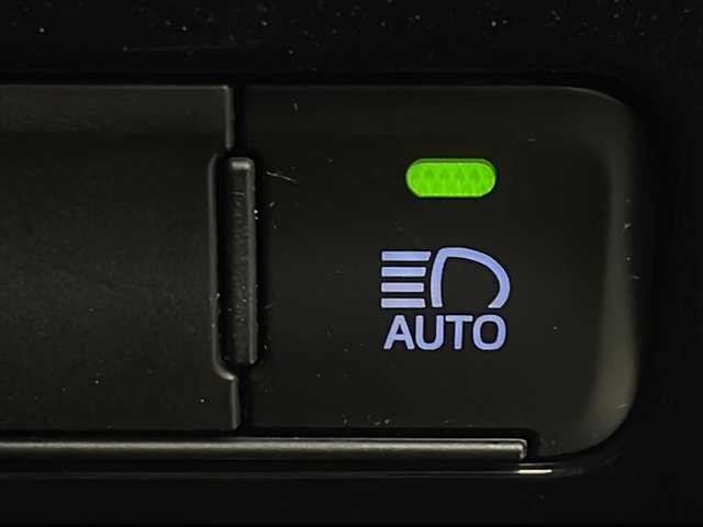 トヨタ プリウス S 茨城県 2021(令3)年 4.1万km プラチナホワイトパールマイカ 純正ディスプレイオーディオ/ナビキット/バックカメラ/プリクラッシュセーフティ/レーンディパーチャーアラート/オートハイビーム/アダプティブクルーズコントロール/クリアランスソナー/ETC/AC100V/ステアリングスイッチ/レザーステアリング/プッシュスタート/スマートキー/LEDヘッドライト/純正アルミホイール