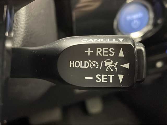 トヨタ プリウス S 茨城県 2021(令3)年 4.1万km プラチナホワイトパールマイカ 純正ディスプレイオーディオ/ナビキット/バックカメラ/プリクラッシュセーフティ/レーンディパーチャーアラート/オートハイビーム/アダプティブクルーズコントロール/クリアランスソナー/ETC/AC100V/ステアリングスイッチ/レザーステアリング/プッシュスタート/スマートキー/LEDヘッドライト/純正アルミホイール