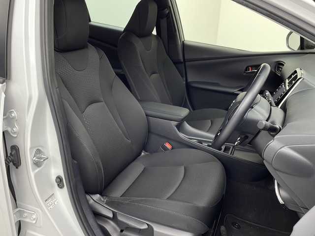 トヨタ プリウス S 茨城県 2021(令3)年 4.1万km プラチナホワイトパールマイカ 純正ディスプレイオーディオ/ナビキット/バックカメラ/プリクラッシュセーフティ/レーンディパーチャーアラート/オートハイビーム/アダプティブクルーズコントロール/クリアランスソナー/ETC/AC100V/ステアリングスイッチ/レザーステアリング/プッシュスタート/スマートキー/LEDヘッドライト/純正アルミホイール