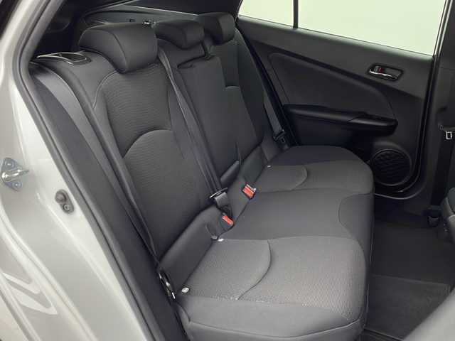 トヨタ プリウス S 茨城県 2021(令3)年 4.1万km プラチナホワイトパールマイカ 純正ディスプレイオーディオ/ナビキット/バックカメラ/プリクラッシュセーフティ/レーンディパーチャーアラート/オートハイビーム/アダプティブクルーズコントロール/クリアランスソナー/ETC/AC100V/ステアリングスイッチ/レザーステアリング/プッシュスタート/スマートキー/LEDヘッドライト/純正アルミホイール