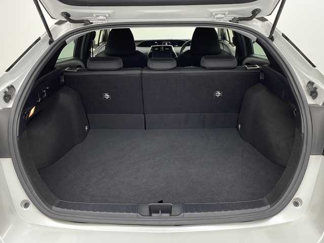 トヨタ プリウス S 茨城県 2021(令3)年 4.1万km プラチナホワイトパールマイカ 純正ディスプレイオーディオ/ナビキット/バックカメラ/プリクラッシュセーフティ/レーンディパーチャーアラート/オートハイビーム/アダプティブクルーズコントロール/クリアランスソナー/ETC/AC100V/ステアリングスイッチ/レザーステアリング/プッシュスタート/スマートキー/LEDヘッドライト/純正アルミホイール