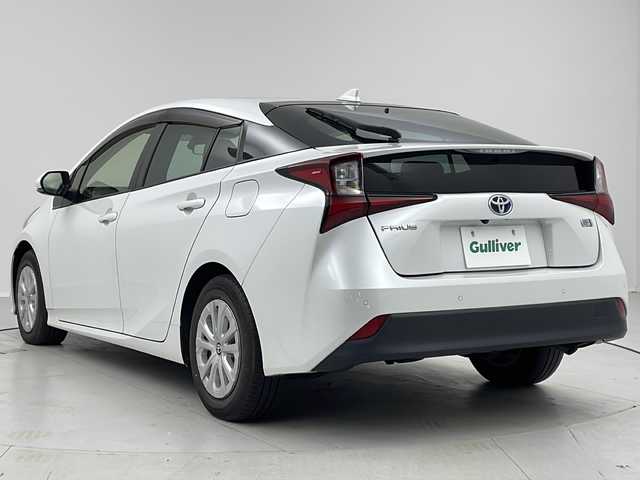 トヨタ プリウス S 茨城県 2021(令3)年 4.1万km プラチナホワイトパールマイカ 純正ディスプレイオーディオ/ナビキット/バックカメラ/プリクラッシュセーフティ/レーンディパーチャーアラート/オートハイビーム/アダプティブクルーズコントロール/クリアランスソナー/ETC/AC100V/ステアリングスイッチ/レザーステアリング/プッシュスタート/スマートキー/LEDヘッドライト/純正アルミホイール