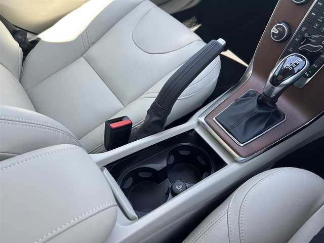 ボルボ Ｖ４０ T3 クラシックエディション 滋賀県 2020(令2)年 1万km アマゾンブルー パノラマガラスルーフ/ベージュレザーシート/パワーシート/シートヒーター/harman/kardonサウンドシステム/純正ナビゲーションシステム/バックカメラ/フルセグTV/前後ドライブレコーダー/純正17インチAW/ACC/BLIS/LKA/LEDヘッドライト/オートライト/ステアリングスイッチ/パドルシフト
