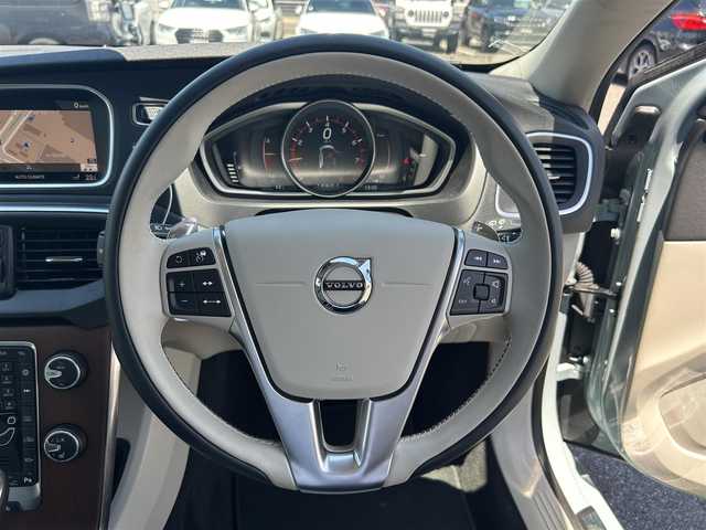 ボルボ Ｖ４０ T3 クラシックエディション 滋賀県 2020(令2)年 1万km アマゾンブルー パノラマガラスルーフ/ベージュレザーシート/パワーシート/シートヒーター/harman/kardonサウンドシステム/純正ナビゲーションシステム/バックカメラ/フルセグTV/前後ドライブレコーダー/純正17インチAW/ACC/BLIS/LKA/LEDヘッドライト/オートライト/ステアリングスイッチ/パドルシフト