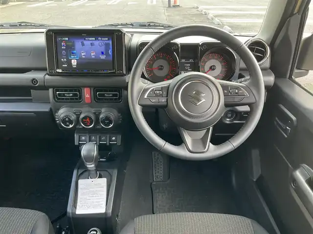 スズキ ジムニー シエラ JC 滋賀県 2025(令7)年 0.4万km シフォンアイボリーM 検査時走行3825キロ/パートタイム4WD/KENWOOD 8インチナビ/・Bluetooth・バックモニター・フルセグTV/スズキセーフティーサポート/パーキングコーナーセンサー/アイドリングストップ/純正LEDヘッドライト/ヘッドライトウォッシャー/革巻きステアリング/ステアリングリモコン/シートヒーター（N席D席）/ウィンカー付き電動格納ミラー/純正15インチAW/社外ETC/社外マット（ゴム樹脂）/取説・保証書・スペアキー/