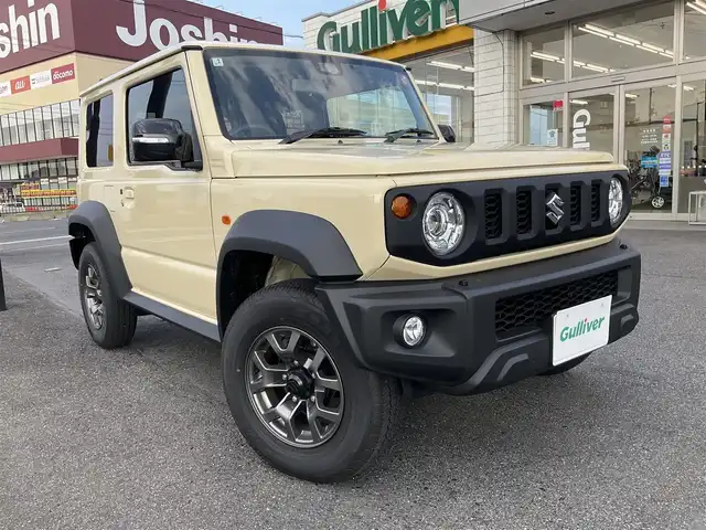 スズキ ジムニー シエラ JC 滋賀県 2025(令7)年 0.4万km シフォンアイボリーM 検査時走行3825キロ/パートタイム4WD/KENWOOD 8インチナビ/・Bluetooth・バックモニター・フルセグTV/スズキセーフティーサポート/パーキングコーナーセンサー/アイドリングストップ/純正LEDヘッドライト/ヘッドライトウォッシャー/革巻きステアリング/ステアリングリモコン/シートヒーター（N席D席）/ウィンカー付き電動格納ミラー/純正15インチAW/社外ETC/社外マット（ゴム樹脂）/取説・保証書・スペアキー/