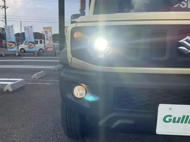 スズキ ジムニー シエラ JC 滋賀県 2025(令7)年 0.4万km シフォンアイボリーM 検査時走行3825キロ/パートタイム4WD/KENWOOD 8インチナビ/・Bluetooth・バックモニター・フルセグTV/スズキセーフティーサポート/パーキングコーナーセンサー/アイドリングストップ/純正LEDヘッドライト/ヘッドライトウォッシャー/革巻きステアリング/ステアリングリモコン/シートヒーター（N席D席）/ウィンカー付き電動格納ミラー/純正15インチAW/社外ETC/社外マット（ゴム樹脂）/取説・保証書・スペアキー/