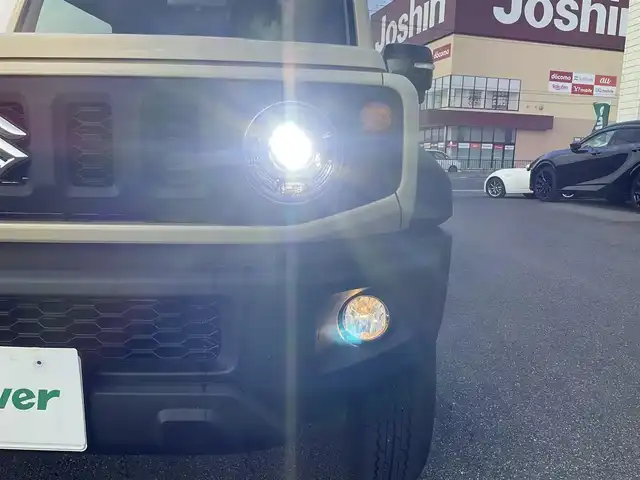 スズキ ジムニー シエラ JC 滋賀県 2025(令7)年 0.4万km シフォンアイボリーM 検査時走行3825キロ/パートタイム4WD/KENWOOD 8インチナビ/・Bluetooth・バックモニター・フルセグTV/スズキセーフティーサポート/パーキングコーナーセンサー/アイドリングストップ/純正LEDヘッドライト/ヘッドライトウォッシャー/革巻きステアリング/ステアリングリモコン/シートヒーター（N席D席）/ウィンカー付き電動格納ミラー/純正15インチAW/社外ETC/社外マット（ゴム樹脂）/取説・保証書・スペアキー/