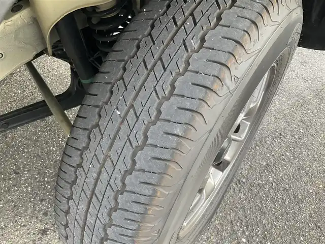 スズキ ジムニー シエラ JC 滋賀県 2025(令7)年 0.4万km シフォンアイボリーM 検査時走行3825キロ/パートタイム4WD/KENWOOD 8インチナビ/・Bluetooth・バックモニター・フルセグTV/スズキセーフティーサポート/パーキングコーナーセンサー/アイドリングストップ/純正LEDヘッドライト/ヘッドライトウォッシャー/革巻きステアリング/ステアリングリモコン/シートヒーター（N席D席）/ウィンカー付き電動格納ミラー/純正15インチAW/社外ETC/社外マット（ゴム樹脂）/取説・保証書・スペアキー/
