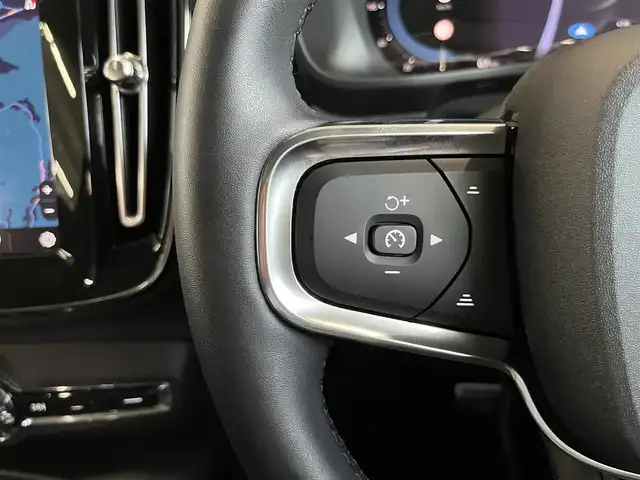 ボルボ ボルボ ＸＣ４０ アルティメットB4 AWD ダークED 山形県 2022(令4)年 2.4万km 青 harman/kardon/パノラマサンルーフ/ルーフレール/360°カメラ/黒レザーシート/AppleCarPlay/AndroidAuto/PilotAssist/レーンキープアシスト/コーナーセンサー/ワイアレスチャージャー/電動リアゲート/前後ドライブレコーダー