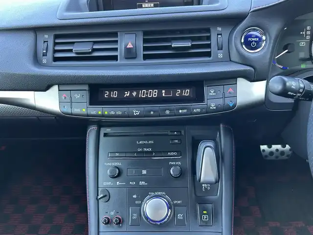 レクサス ＣＴ 200h Fスポーツ 愛媛県 2014(平26)年 13.1万km ブラック/ホワイトノーヴァガラスフレーク 純正ナビ/・Bluetooth/・CD/DVD/フルセグTV/バックカメラ/ETC/クルーズコントロール/オートライト/オートマチックハイビーム/赤革シート/前席シートヒーター/前席パワーシート/運転席メモリーシート/パドルシフト/ステアリングリモコン/ステアリングヒーター/純正17インチAW/社外フロアマット/スマートキー/スペアキー/取扱説明書/保証書