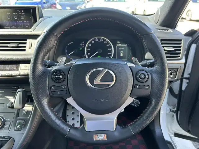 レクサス ＣＴ 200h Fスポーツ 愛媛県 2014(平26)年 13.1万km ブラック/ホワイトノーヴァガラスフレーク 純正ナビ/・Bluetooth/・CD/DVD/フルセグTV/バックカメラ/ETC/クルーズコントロール/オートライト/オートマチックハイビーム/赤革シート/前席シートヒーター/前席パワーシート/運転席メモリーシート/パドルシフト/ステアリングリモコン/ステアリングヒーター/純正17インチAW/社外フロアマット/スマートキー/スペアキー/取扱説明書/保証書