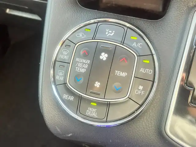 トヨタ ノア X ディライトプラス 島根県 2016(平28)年 8.1万km ホワイトパールクリスタルシャイン 純正９インチSDナビ　/(フルセグTV/ＤＶＤ再生/Ｂｌｕｅｔｏｏｔｈ接続)　/ビルトインＥＴＣ　/バックカメラ　/両側パワースライドドア　/フリップダウンモニター　/レーンアシスト　/衝突軽減ブレーキ/横滑り防止装置/アイドリングストップ　/スマートキー/プッシュスタート　/純正ＬＥＤライト/純正フロアマット/社外アルミホイール