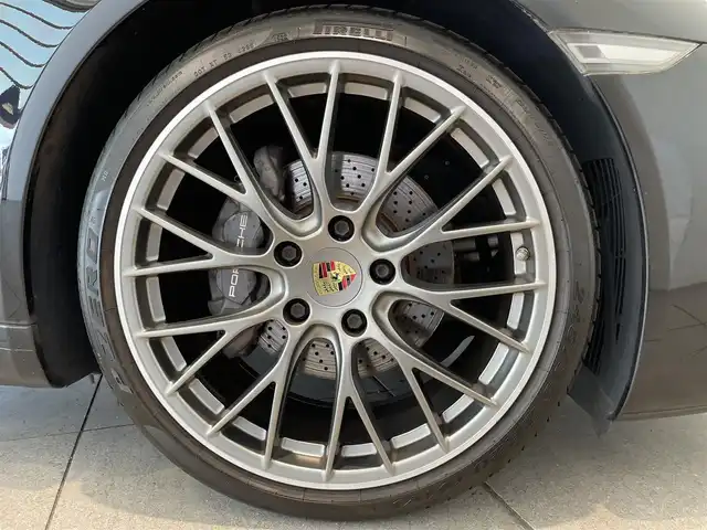 ポルシェ ９１１ カレラ 愛知県 2017(平29)年 4.8万km ジェットブラック スポクロＰＫＧ　/ＰＤＬＳプラス　/スパイダーデザインＡＷ　/レザーインテリア（赤／黒）/１８ＷＡＹシート　/シートベンチレーション/シートヒーター/ＰＡＳ　/ＡＣＣ　/パークアシスト　/ＥＴＣ/プッシュスタート/アイドリングストップ/ウィンカーミラー
