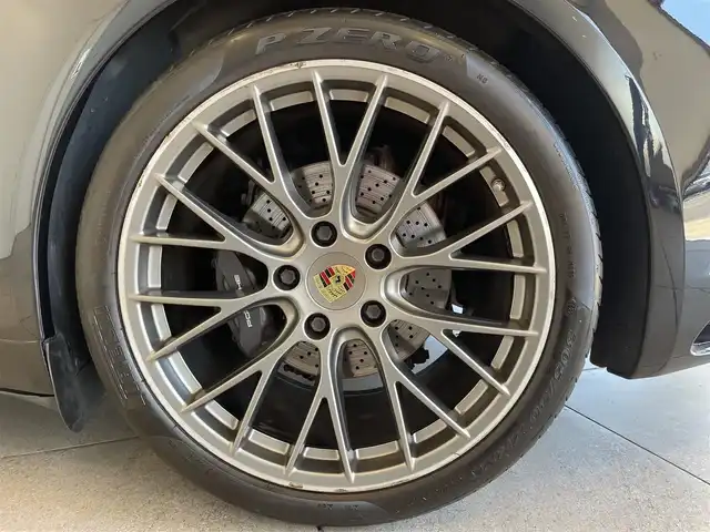 ポルシェ ９１１ カレラ 愛知県 2017(平29)年 4.8万km ジェットブラック スポクロＰＫＧ　/ＰＤＬＳプラス　/スパイダーデザインＡＷ　/レザーインテリア（赤／黒）/１８ＷＡＹシート　/シートベンチレーション/シートヒーター/ＰＡＳ　/ＡＣＣ　/パークアシスト　/ＥＴＣ/プッシュスタート/アイドリングストップ/ウィンカーミラー