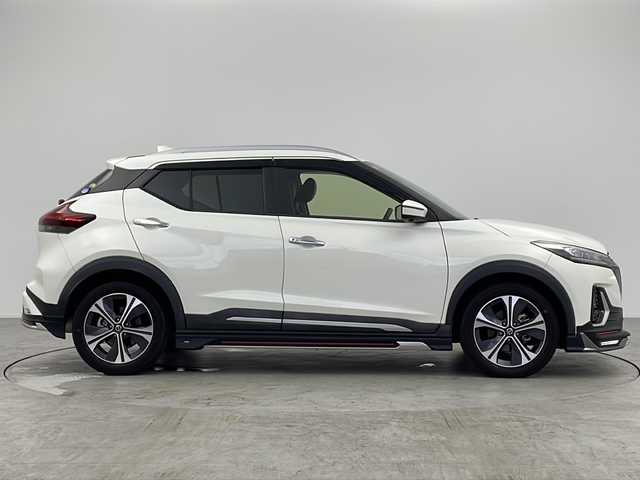 日産 キックス X 愛知県 2021(令3)年 2.7万km ブリリアントホワイトパール /禁煙車//BUSOUエアロ//純正ナビ(MM320D-L)//フルセグTV//ETC//バックカメラ//アラウンドビューモニター//プロパイロット//エマージェンシーブレーキ//レーンディパーチャーウォーニング//踏み間違い防止//ふらつき警報//フロント&バックソナー//LEDヘッドライト//オートライト//LEDフォグランプ//合皮コンビシート//前席シートヒーター//純正17インチアルミホイール//純正ドアバイザー//純正フロアマット//革巻きステアリング//ステアリングスイッチ//ステアリングヒーター//プッシュスタート//電動格納ミラーウィンカー//アイドリングストップ//電子パーキングブレーキ//ブレーキホールド//新車保証書・取扱説明書//スペアキー
