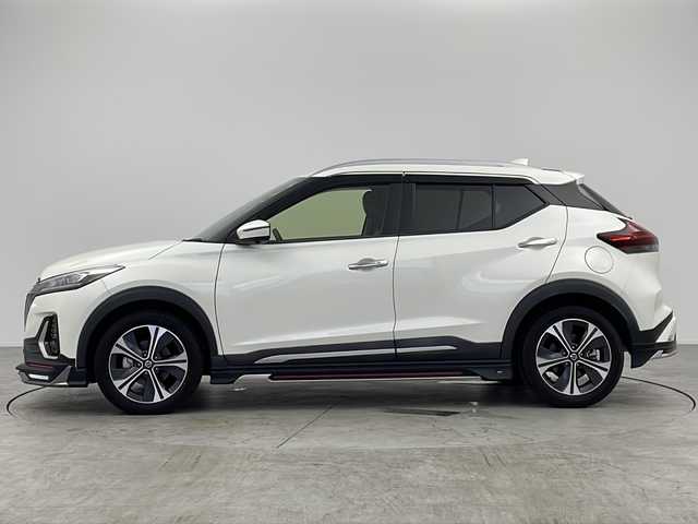 日産 キックス X 愛知県 2021(令3)年 2.7万km ブリリアントホワイトパール /禁煙車//BUSOUエアロ//純正ナビ(MM320D-L)//フルセグTV//ETC//バックカメラ//アラウンドビューモニター//プロパイロット//エマージェンシーブレーキ//レーンディパーチャーウォーニング//踏み間違い防止//ふらつき警報//フロント&バックソナー//LEDヘッドライト//オートライト//LEDフォグランプ//合皮コンビシート//前席シートヒーター//純正17インチアルミホイール//純正ドアバイザー//純正フロアマット//革巻きステアリング//ステアリングスイッチ//ステアリングヒーター//プッシュスタート//電動格納ミラーウィンカー//アイドリングストップ//電子パーキングブレーキ//ブレーキホールド//新車保証書・取扱説明書//スペアキー