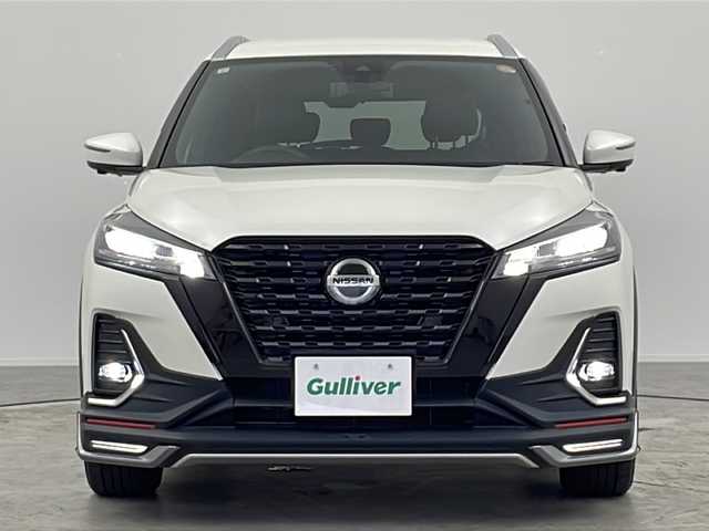日産 キックス X 愛知県 2021(令3)年 2.7万km ブリリアントホワイトパール /禁煙車//BUSOUエアロ//純正ナビ(MM320D-L)//フルセグTV//ETC//バックカメラ//アラウンドビューモニター//プロパイロット//エマージェンシーブレーキ//レーンディパーチャーウォーニング//踏み間違い防止//ふらつき警報//フロント&バックソナー//LEDヘッドライト//オートライト//LEDフォグランプ//合皮コンビシート//前席シートヒーター//純正17インチアルミホイール//純正ドアバイザー//純正フロアマット//革巻きステアリング//ステアリングスイッチ//ステアリングヒーター//プッシュスタート//電動格納ミラーウィンカー//アイドリングストップ//電子パーキングブレーキ//ブレーキホールド//新車保証書・取扱説明書//スペアキー