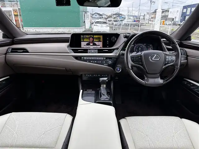 レクサス ＥＳ 300h バージョンL 宮城県 2020(令2)年 2.6万km グラファイトブラックガラスフレーク ムーンルーフ/セーフティシステムプラス/・プリクラッシュセーフティ/・レーントレーシングアシスト/・アダプティブハイビームシステム/・レーダークルーズコントロール/・ロードサインアシスト/ブラインドスポットモニター/パーキングサポートブレーキ（静止物/後方接近車両/後方歩行者）/カラーヘッドアップディスプレイ/純正ナビ/・CD/DVD/・Bluetooth/・フルセグTV/パノラミックビューモニター/ビルトインETC2.0/ドライブレコーダー/AC100V/1500W/ハンズフリーパワートランクリッド/本革シート/シートヒーター/ベンチレーション/パワーシート（運転席メモリー機能付）/電動リクライニングシート/革巻きステアリング/ステアリングヒーター/電動パーキングブレーキ/ブレーキホールド/3眼フルLEDヘッドランプ/シーケンシャルターンランプ/オートライト/スマートキー＆プッシュスタート/電動サンシェード（リア）/電動格納ミラー/純正18インチAW/純正フロアマット/W/サイド/カーテンエアバッグ