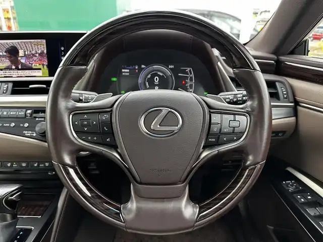 レクサス ＥＳ 300h バージョンL 宮城県 2020(令2)年 2.6万km グラファイトブラックガラスフレーク ムーンルーフ/セーフティシステムプラス/・プリクラッシュセーフティ/・レーントレーシングアシスト/・アダプティブハイビームシステム/・レーダークルーズコントロール/・ロードサインアシスト/ブラインドスポットモニター/パーキングサポートブレーキ（静止物/後方接近車両/後方歩行者）/カラーヘッドアップディスプレイ/純正ナビ/・CD/DVD/・Bluetooth/・フルセグTV/パノラミックビューモニター/ビルトインETC2.0/ドライブレコーダー/AC100V/1500W/ハンズフリーパワートランクリッド/本革シート/シートヒーター/ベンチレーション/パワーシート（運転席メモリー機能付）/電動リクライニングシート/革巻きステアリング/ステアリングヒーター/電動パーキングブレーキ/ブレーキホールド/3眼フルLEDヘッドランプ/シーケンシャルターンランプ/オートライト/スマートキー＆プッシュスタート/電動サンシェード（リア）/電動格納ミラー/純正18インチAW/純正フロアマット/W/サイド/カーテンエアバッグ