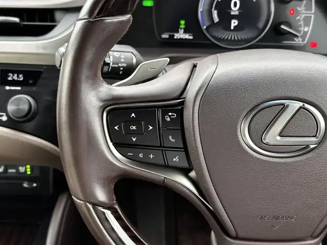 レクサス ＥＳ 300h バージョンL 宮城県 2020(令2)年 2.6万km グラファイトブラックガラスフレーク ムーンルーフ/セーフティシステムプラス/・プリクラッシュセーフティ/・レーントレーシングアシスト/・アダプティブハイビームシステム/・レーダークルーズコントロール/・ロードサインアシスト/ブラインドスポットモニター/パーキングサポートブレーキ（静止物/後方接近車両/後方歩行者）/カラーヘッドアップディスプレイ/純正ナビ/・CD/DVD/・Bluetooth/・フルセグTV/パノラミックビューモニター/ビルトインETC2.0/ドライブレコーダー/AC100V/1500W/ハンズフリーパワートランクリッド/本革シート/シートヒーター/ベンチレーション/パワーシート（運転席メモリー機能付）/電動リクライニングシート/革巻きステアリング/ステアリングヒーター/電動パーキングブレーキ/ブレーキホールド/3眼フルLEDヘッドランプ/シーケンシャルターンランプ/オートライト/スマートキー＆プッシュスタート/電動サンシェード（リア）/電動格納ミラー/純正18インチAW/純正フロアマット/W/サイド/カーテンエアバッグ