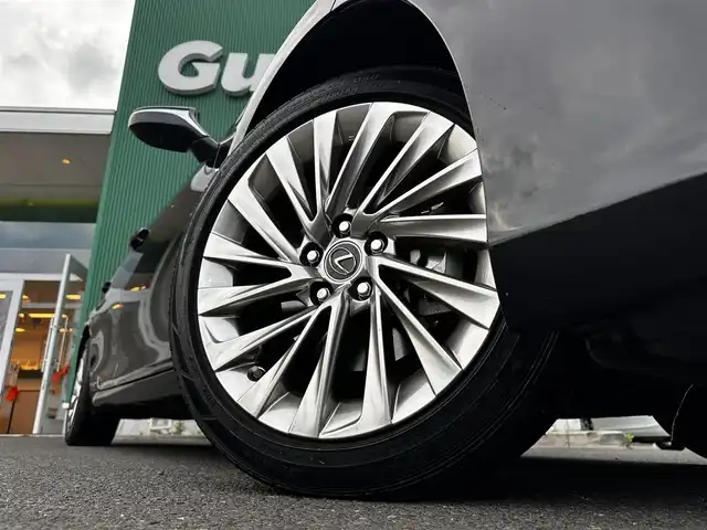 レクサス ＥＳ 300h バージョンL 宮城県 2020(令2)年 2.6万km グラファイトブラックガラスフレーク ムーンルーフ/セーフティシステムプラス/・プリクラッシュセーフティ/・レーントレーシングアシスト/・アダプティブハイビームシステム/・レーダークルーズコントロール/・ロードサインアシスト/ブラインドスポットモニター/パーキングサポートブレーキ（静止物/後方接近車両/後方歩行者）/カラーヘッドアップディスプレイ/純正ナビ/・CD/DVD/・Bluetooth/・フルセグTV/パノラミックビューモニター/ビルトインETC2.0/ドライブレコーダー/AC100V/1500W/ハンズフリーパワートランクリッド/本革シート/シートヒーター/ベンチレーション/パワーシート（運転席メモリー機能付）/電動リクライニングシート/革巻きステアリング/ステアリングヒーター/電動パーキングブレーキ/ブレーキホールド/3眼フルLEDヘッドランプ/シーケンシャルターンランプ/オートライト/スマートキー＆プッシュスタート/電動サンシェード（リア）/電動格納ミラー/純正18インチAW/純正フロアマット/W/サイド/カーテンエアバッグ