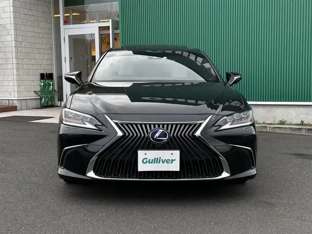 レクサス ＥＳ 300h バージョンL 宮城県 2020(令2)年 2.6万km グラファイトブラックガラスフレーク ムーンルーフ/セーフティシステムプラス/・プリクラッシュセーフティ/・レーントレーシングアシスト/・アダプティブハイビームシステム/・レーダークルーズコントロール/・ロードサインアシスト/ブラインドスポットモニター/パーキングサポートブレーキ（静止物/後方接近車両/後方歩行者）/カラーヘッドアップディスプレイ/純正ナビ/・CD/DVD/・Bluetooth/・フルセグTV/パノラミックビューモニター/ビルトインETC2.0/ドライブレコーダー/AC100V/1500W/ハンズフリーパワートランクリッド/本革シート/シートヒーター/ベンチレーション/パワーシート（運転席メモリー機能付）/電動リクライニングシート/革巻きステアリング/ステアリングヒーター/電動パーキングブレーキ/ブレーキホールド/3眼フルLEDヘッドランプ/シーケンシャルターンランプ/オートライト/スマートキー＆プッシュスタート/電動サンシェード（リア）/電動格納ミラー/純正18インチAW/純正フロアマット/W/サイド/カーテンエアバッグ