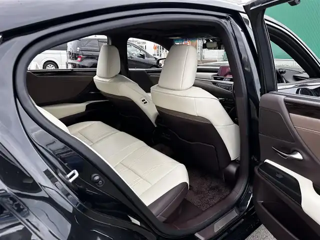 レクサス ＥＳ 300h バージョンL 宮城県 2020(令2)年 2.6万km グラファイトブラックガラスフレーク ムーンルーフ/セーフティシステムプラス/・プリクラッシュセーフティ/・レーントレーシングアシスト/・アダプティブハイビームシステム/・レーダークルーズコントロール/・ロードサインアシスト/ブラインドスポットモニター/パーキングサポートブレーキ（静止物/後方接近車両/後方歩行者）/カラーヘッドアップディスプレイ/純正ナビ/・CD/DVD/・Bluetooth/・フルセグTV/パノラミックビューモニター/ビルトインETC2.0/ドライブレコーダー/AC100V/1500W/ハンズフリーパワートランクリッド/本革シート/シートヒーター/ベンチレーション/パワーシート（運転席メモリー機能付）/電動リクライニングシート/革巻きステアリング/ステアリングヒーター/電動パーキングブレーキ/ブレーキホールド/3眼フルLEDヘッドランプ/シーケンシャルターンランプ/オートライト/スマートキー＆プッシュスタート/電動サンシェード（リア）/電動格納ミラー/純正18インチAW/純正フロアマット/W/サイド/カーテンエアバッグ