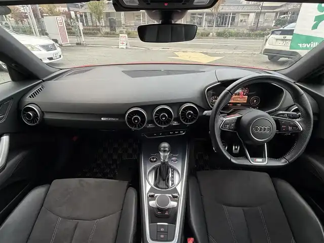 アウディ ＴＴクーペ 2．0 TFSI クワトロ 京都府 2015(平27)年 2.6万km ブリリアントレッド  4WDターボ/ Sラインパッケージ/ アシスタンスパッケージ/ ワンオーナー/ Sラインアルカンターラ/革コンビシート/・　前席パワーシート/ バーチャルコックピット12.3インチフル液晶メーター/・　MMIナビゲーション/・　フルセグ/CD/DVD/BTオーディオ/・　リヤビューカメラ/ 前後パーキングシステム/ クルーズコントロール/ パドルシフト/ 純正18インチアルミホイール/ スマートキー２個/ ETC2.0/ 横滑り防止機能/ LEDヘッドランプ/ 車両取説/ 新車時保証書