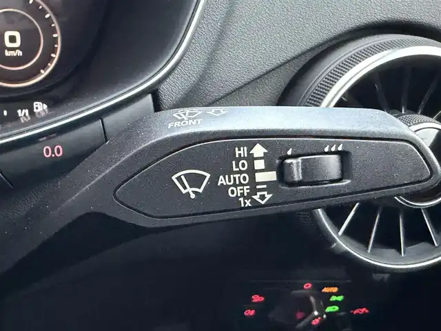 アウディ ＴＴクーペ 2．0 TFSI クワトロ 京都府 2015(平27)年 2.6万km ブリリアントレッド  4WDターボ/ Sラインパッケージ/ アシスタンスパッケージ/ ワンオーナー/ Sラインアルカンターラ/革コンビシート/・　前席パワーシート/ バーチャルコックピット12.3インチフル液晶メーター/・　MMIナビゲーション/・　フルセグ/CD/DVD/BTオーディオ/・　リヤビューカメラ/ 前後パーキングシステム/ クルーズコントロール/ パドルシフト/ 純正18インチアルミホイール/ スマートキー２個/ ETC2.0/ 横滑り防止機能/ LEDヘッドランプ/ 車両取説/ 新車時保証書