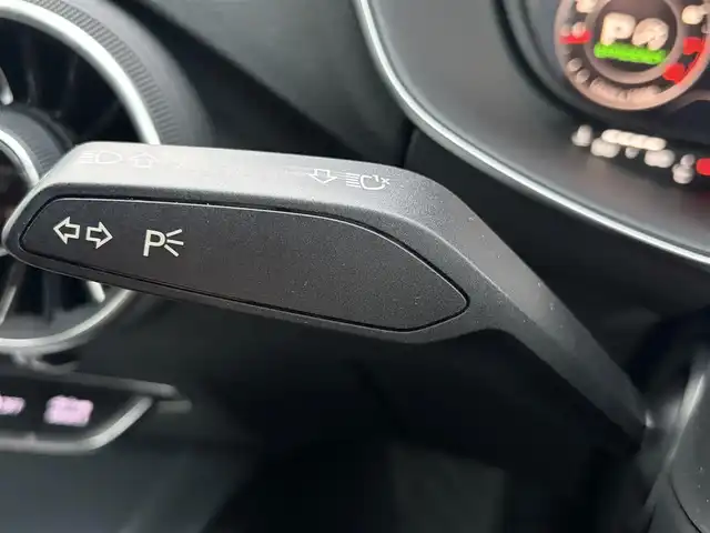 アウディ ＴＴクーペ 2．0 TFSI クワトロ 京都府 2015(平27)年 2.6万km ブリリアントレッド  4WDターボ/ Sラインパッケージ/ アシスタンスパッケージ/ ワンオーナー/ Sラインアルカンターラ/革コンビシート/・　前席パワーシート/ バーチャルコックピット12.3インチフル液晶メーター/・　MMIナビゲーション/・　フルセグ/CD/DVD/BTオーディオ/・　リヤビューカメラ/ 前後パーキングシステム/ クルーズコントロール/ パドルシフト/ 純正18インチアルミホイール/ スマートキー２個/ ETC2.0/ 横滑り防止機能/ LEDヘッドランプ/ 車両取説/ 新車時保証書