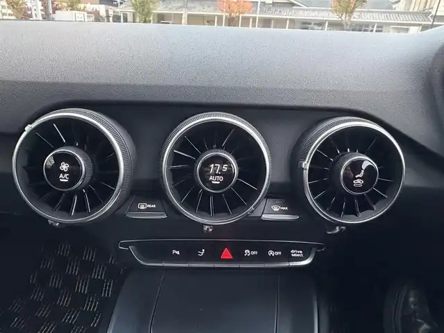 アウディ ＴＴクーペ 2．0 TFSI クワトロ 京都府 2015(平27)年 2.6万km ブリリアントレッド  4WDターボ/ Sラインパッケージ/ アシスタンスパッケージ/ ワンオーナー/ Sラインアルカンターラ/革コンビシート/・　前席パワーシート/ バーチャルコックピット12.3インチフル液晶メーター/・　MMIナビゲーション/・　フルセグ/CD/DVD/BTオーディオ/・　リヤビューカメラ/ 前後パーキングシステム/ クルーズコントロール/ パドルシフト/ 純正18インチアルミホイール/ スマートキー２個/ ETC2.0/ 横滑り防止機能/ LEDヘッドランプ/ 車両取説/ 新車時保証書