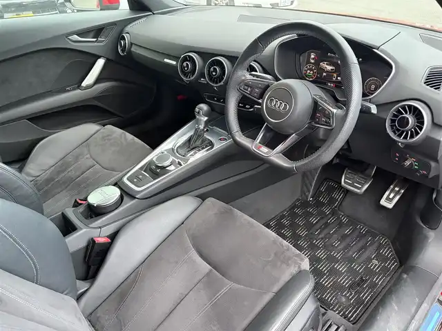 アウディ ＴＴクーペ 2．0 TFSI クワトロ 京都府 2015(平27)年 2.6万km ブリリアントレッド  4WDターボ/ Sラインパッケージ/ アシスタンスパッケージ/ ワンオーナー/ Sラインアルカンターラ/革コンビシート/・　前席パワーシート/ バーチャルコックピット12.3インチフル液晶メーター/・　MMIナビゲーション/・　フルセグ/CD/DVD/BTオーディオ/・　リヤビューカメラ/ 前後パーキングシステム/ クルーズコントロール/ パドルシフト/ 純正18インチアルミホイール/ スマートキー２個/ ETC2.0/ 横滑り防止機能/ LEDヘッドランプ/ 車両取説/ 新車時保証書