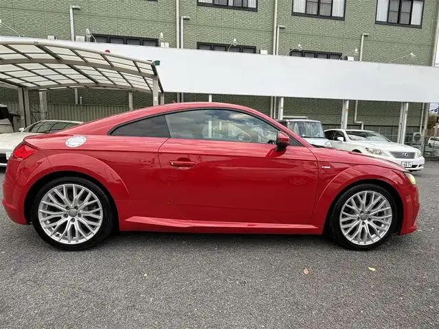 アウディ ＴＴクーペ 2．0 TFSI クワトロ 京都府 2015(平27)年 2.6万km ブリリアントレッド  4WDターボ/ Sラインパッケージ/ アシスタンスパッケージ/ ワンオーナー/ Sラインアルカンターラ/革コンビシート/・　前席パワーシート/ バーチャルコックピット12.3インチフル液晶メーター/・　MMIナビゲーション/・　フルセグ/CD/DVD/BTオーディオ/・　リヤビューカメラ/ 前後パーキングシステム/ クルーズコントロール/ パドルシフト/ 純正18インチアルミホイール/ スマートキー２個/ ETC2.0/ 横滑り防止機能/ LEDヘッドランプ/ 車両取説/ 新車時保証書