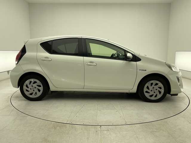 トヨタ アクア S 千葉県 2017(平29)年 7.2万km ライムホワイトパールクリスタルシャイン 禁煙車/純正ナビ/・NSZT-W66T/・CD/DVD/BT/フルセグ/バックカメラ/ウィンカーミラー/ビルトインETC2.0/スマートキー/オートライト/シートリフター/踏み間違い加速抑制システム/プッシュスタート/電動格納ミラー/純正ホイールキャップ/ヘッドライトレベライザー/純正フロアマット