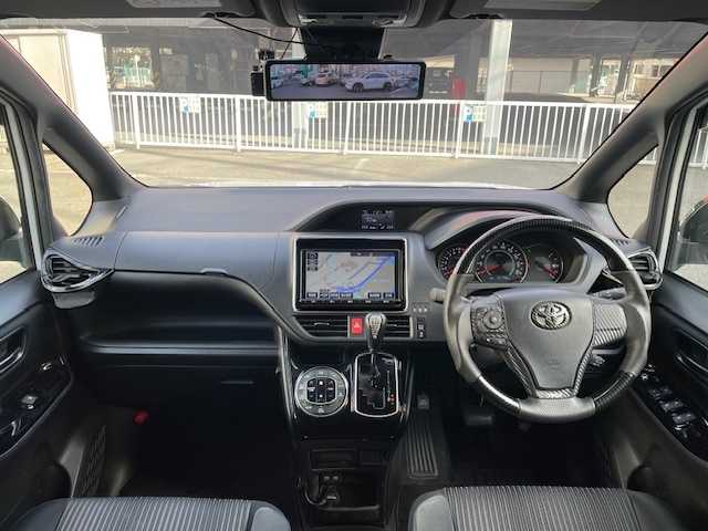 トヨタ ヴォクシー ZS 神奈川県 2017(平29)年 5.2万km ホワイトパールクリスタルシャイン ワンオーナー/全周囲TRDエアロパーツ/純正SDナビ【NSZT-Y66T】/・DTV/ラジオ/CD/DVD/BT/純正後席モニター【V12T-R66C】/バックカメラ/ビルトインETC/前後ドライブレコーダー/片側パワースライドドア/トヨタセーフティセンスC/・プリクラッシュセーフティ/・レーンディパーチャーアラート/・オートマチックハイビーム/・先行車発進告知機能/トラクションコントロールシステム/クルーズコントロール/盗難防止装置/社外デジタルインナーミラー/社外17インチAW【Weds：レオニス】/社外4本出しマフラー/社外エアクリーナー/社外ステアリング/社外車高調/社外サスペンション/社外フロアマット/MTモード付AT/オートライト/純正LEDヘッドライト/フォグランプ/アイドリングストップ/プッシュEgスタート/ストップ/スマートキー×2/ターンランプ付オートリトラミラー/TRD製ドアバイザー/社外フロアマット/取扱説明書/ナビ取扱説明書/新車時保証書