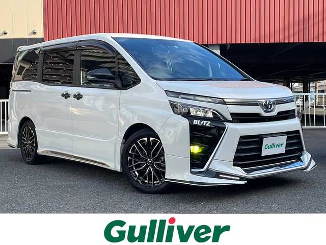 トヨタ ヴォクシー ZS 神奈川県 2017(平29)年 5.2万km ホワイトパールクリスタルシャイン ワンオーナー/全周囲TRDエアロパーツ/純正SDナビ【NSZT-Y66T】/・DTV/ラジオ/CD/DVD/BT/純正後席モニター【V12T-R66C】/バックカメラ/ビルトインETC/前後ドライブレコーダー/片側パワースライドドア/トヨタセーフティセンスC/・プリクラッシュセーフティ/・レーンディパーチャーアラート/・オートマチックハイビーム/・先行車発進告知機能/トラクションコントロールシステム/クルーズコントロール/盗難防止装置/社外デジタルインナーミラー/社外17インチAW【Weds：レオニス】/社外4本出しマフラー/社外エアクリーナー/社外ステアリング/社外車高調/社外サスペンション/社外フロアマット/MTモード付AT/オートライト/純正LEDヘッドライト/フォグランプ/アイドリングストップ/プッシュEgスタート/ストップ/スマートキー×2/ターンランプ付オートリトラミラー/TRD製ドアバイザー/社外フロアマット/取扱説明書/ナビ取扱説明書/新車時保証書