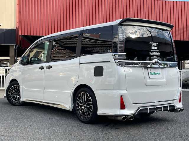 トヨタ ヴォクシー ZS 神奈川県 2017(平29)年 5.2万km ホワイトパールクリスタルシャイン ワンオーナー/全周囲TRDエアロパーツ/純正SDナビ【NSZT-Y66T】/・DTV/ラジオ/CD/DVD/BT/純正後席モニター【V12T-R66C】/バックカメラ/ビルトインETC/前後ドライブレコーダー/片側パワースライドドア/トヨタセーフティセンスC/・プリクラッシュセーフティ/・レーンディパーチャーアラート/・オートマチックハイビーム/・先行車発進告知機能/トラクションコントロールシステム/クルーズコントロール/盗難防止装置/社外デジタルインナーミラー/社外17インチAW【Weds：レオニス】/社外4本出しマフラー/社外エアクリーナー/社外ステアリング/社外車高調/社外サスペンション/社外フロアマット/MTモード付AT/オートライト/純正LEDヘッドライト/フォグランプ/アイドリングストップ/プッシュEgスタート/ストップ/スマートキー×2/ターンランプ付オートリトラミラー/TRD製ドアバイザー/社外フロアマット/取扱説明書/ナビ取扱説明書/新車時保証書