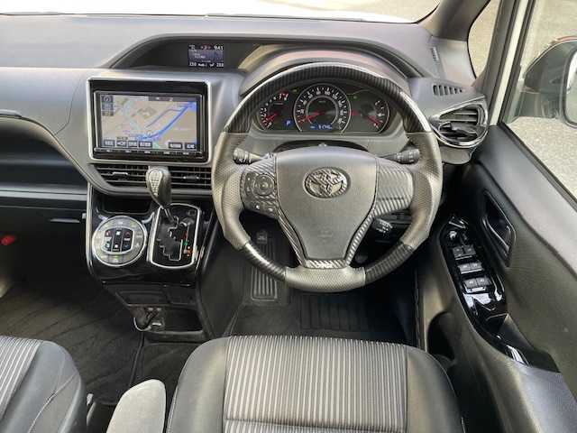 トヨタ ヴォクシー ZS 神奈川県 2017(平29)年 5.2万km ホワイトパールクリスタルシャイン ワンオーナー/全周囲TRDエアロパーツ/純正SDナビ【NSZT-Y66T】/・DTV/ラジオ/CD/DVD/BT/純正後席モニター【V12T-R66C】/バックカメラ/ビルトインETC/前後ドライブレコーダー/片側パワースライドドア/トヨタセーフティセンスC/・プリクラッシュセーフティ/・レーンディパーチャーアラート/・オートマチックハイビーム/・先行車発進告知機能/トラクションコントロールシステム/クルーズコントロール/盗難防止装置/社外デジタルインナーミラー/社外17インチAW【Weds：レオニス】/社外4本出しマフラー/社外エアクリーナー/社外ステアリング/社外車高調/社外サスペンション/社外フロアマット/MTモード付AT/オートライト/純正LEDヘッドライト/フォグランプ/アイドリングストップ/プッシュEgスタート/ストップ/スマートキー×2/ターンランプ付オートリトラミラー/TRD製ドアバイザー/社外フロアマット/取扱説明書/ナビ取扱説明書/新車時保証書