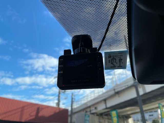 トヨタ ヴォクシー ZS 神奈川県 2017(平29)年 5.2万km ホワイトパールクリスタルシャイン ワンオーナー/全周囲TRDエアロパーツ/純正SDナビ【NSZT-Y66T】/・DTV/ラジオ/CD/DVD/BT/純正後席モニター【V12T-R66C】/バックカメラ/ビルトインETC/前後ドライブレコーダー/片側パワースライドドア/トヨタセーフティセンスC/・プリクラッシュセーフティ/・レーンディパーチャーアラート/・オートマチックハイビーム/・先行車発進告知機能/トラクションコントロールシステム/クルーズコントロール/盗難防止装置/社外デジタルインナーミラー/社外17インチAW【Weds：レオニス】/社外4本出しマフラー/社外エアクリーナー/社外ステアリング/社外車高調/社外サスペンション/社外フロアマット/MTモード付AT/オートライト/純正LEDヘッドライト/フォグランプ/アイドリングストップ/プッシュEgスタート/ストップ/スマートキー×2/ターンランプ付オートリトラミラー/TRD製ドアバイザー/社外フロアマット/取扱説明書/ナビ取扱説明書/新車時保証書