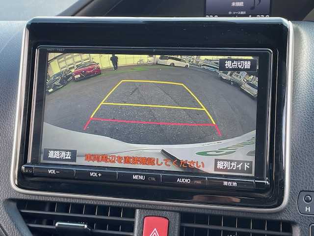 トヨタ ヴォクシー ZS 神奈川県 2017(平29)年 5.2万km ホワイトパールクリスタルシャイン ワンオーナー/全周囲TRDエアロパーツ/純正SDナビ【NSZT-Y66T】/・DTV/ラジオ/CD/DVD/BT/純正後席モニター【V12T-R66C】/バックカメラ/ビルトインETC/前後ドライブレコーダー/片側パワースライドドア/トヨタセーフティセンスC/・プリクラッシュセーフティ/・レーンディパーチャーアラート/・オートマチックハイビーム/・先行車発進告知機能/トラクションコントロールシステム/クルーズコントロール/盗難防止装置/社外デジタルインナーミラー/社外17インチAW【Weds：レオニス】/社外4本出しマフラー/社外エアクリーナー/社外ステアリング/社外車高調/社外サスペンション/社外フロアマット/MTモード付AT/オートライト/純正LEDヘッドライト/フォグランプ/アイドリングストップ/プッシュEgスタート/ストップ/スマートキー×2/ターンランプ付オートリトラミラー/TRD製ドアバイザー/社外フロアマット/取扱説明書/ナビ取扱説明書/新車時保証書