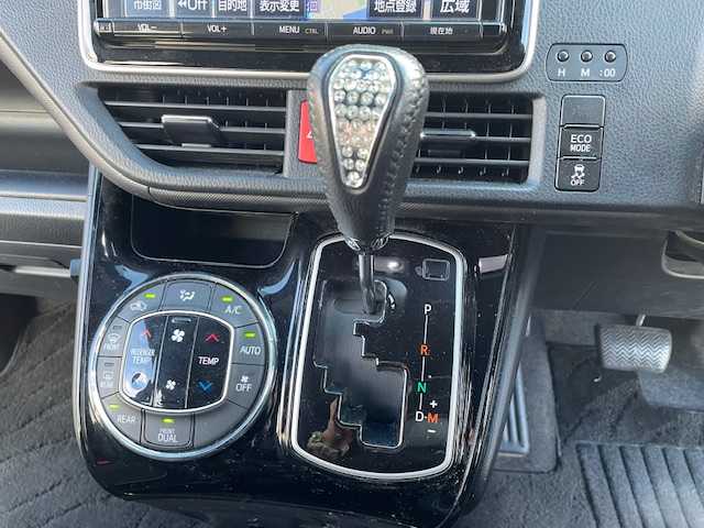 トヨタ ヴォクシー ZS 神奈川県 2017(平29)年 5.2万km ホワイトパールクリスタルシャイン ワンオーナー/全周囲TRDエアロパーツ/純正SDナビ【NSZT-Y66T】/・DTV/ラジオ/CD/DVD/BT/純正後席モニター【V12T-R66C】/バックカメラ/ビルトインETC/前後ドライブレコーダー/片側パワースライドドア/トヨタセーフティセンスC/・プリクラッシュセーフティ/・レーンディパーチャーアラート/・オートマチックハイビーム/・先行車発進告知機能/トラクションコントロールシステム/クルーズコントロール/盗難防止装置/社外デジタルインナーミラー/社外17インチAW【Weds：レオニス】/社外4本出しマフラー/社外エアクリーナー/社外ステアリング/社外車高調/社外サスペンション/社外フロアマット/MTモード付AT/オートライト/純正LEDヘッドライト/フォグランプ/アイドリングストップ/プッシュEgスタート/ストップ/スマートキー×2/ターンランプ付オートリトラミラー/TRD製ドアバイザー/社外フロアマット/取扱説明書/ナビ取扱説明書/新車時保証書