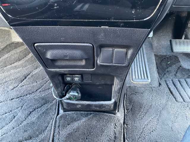 トヨタ ヴォクシー ZS 神奈川県 2017(平29)年 5.2万km ホワイトパールクリスタルシャイン ワンオーナー/全周囲TRDエアロパーツ/純正SDナビ【NSZT-Y66T】/・DTV/ラジオ/CD/DVD/BT/純正後席モニター【V12T-R66C】/バックカメラ/ビルトインETC/前後ドライブレコーダー/片側パワースライドドア/トヨタセーフティセンスC/・プリクラッシュセーフティ/・レーンディパーチャーアラート/・オートマチックハイビーム/・先行車発進告知機能/トラクションコントロールシステム/クルーズコントロール/盗難防止装置/社外デジタルインナーミラー/社外17インチAW【Weds：レオニス】/社外4本出しマフラー/社外エアクリーナー/社外ステアリング/社外車高調/社外サスペンション/社外フロアマット/MTモード付AT/オートライト/純正LEDヘッドライト/フォグランプ/アイドリングストップ/プッシュEgスタート/ストップ/スマートキー×2/ターンランプ付オートリトラミラー/TRD製ドアバイザー/社外フロアマット/取扱説明書/ナビ取扱説明書/新車時保証書